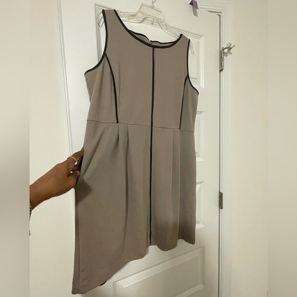 Apt 9 Taupe & Black 2 pocket, round neck Dress w/zipper in back, Size see Pics